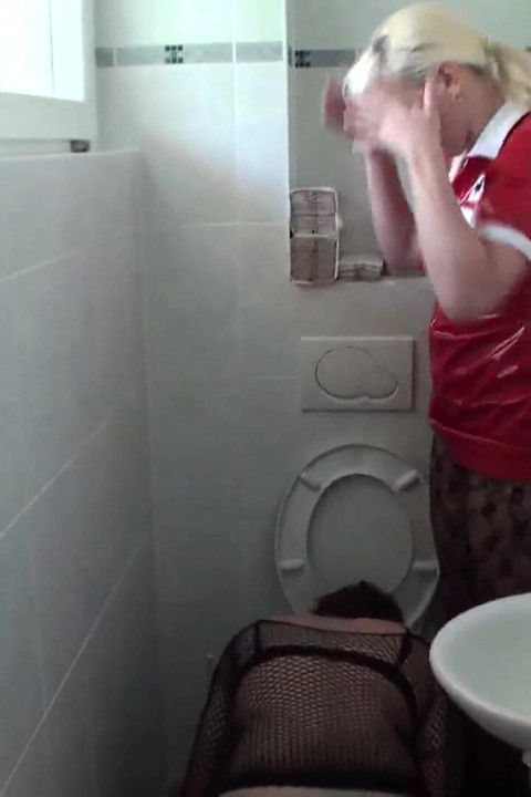 Zijn haar wassen op haar bevel