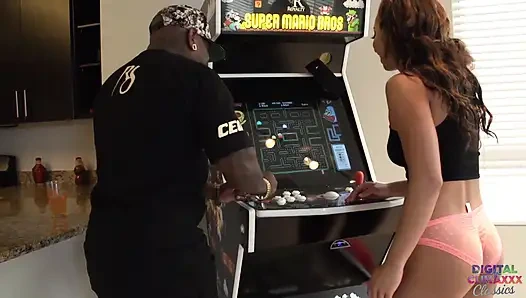 Siluman tenggorokan teanna trump melahap kontol hitamnya yang besar dan memeknya yang sempit dientot