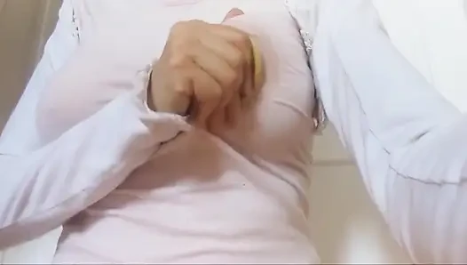 M. çoraplarının ve ıslak gömleğinin güzel asetatlarını gösteriyor
