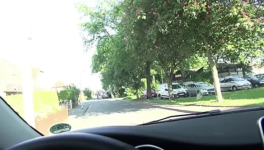 Gadis pantat montok bertato dan rambut warna diajak ngentot di dalam mobil