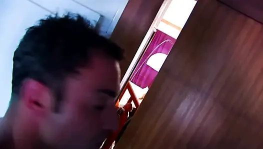 Seksi büyük memeli sarışın çifte üçlü seks götten sikişiyor