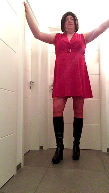 ニッキ・クロスドレス・レディ・イン・レクリエーション - ドレス、ブーツ、ストッキング