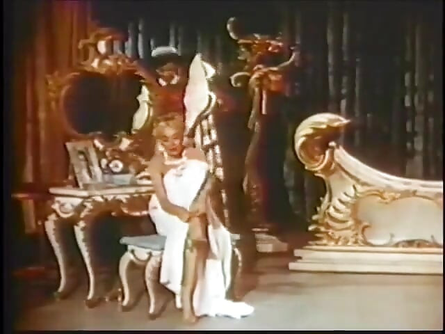 Urmărește câteva fete retro fierbinți care dansează și își scot hainele
