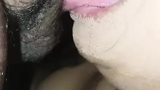 Penisini boğazından çıkarmadan emdi, sadece tamamen yumuşakken durdu.