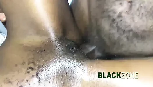 Ich fickte mein zimmermädchen von hinten, während sie nach etwas suchte