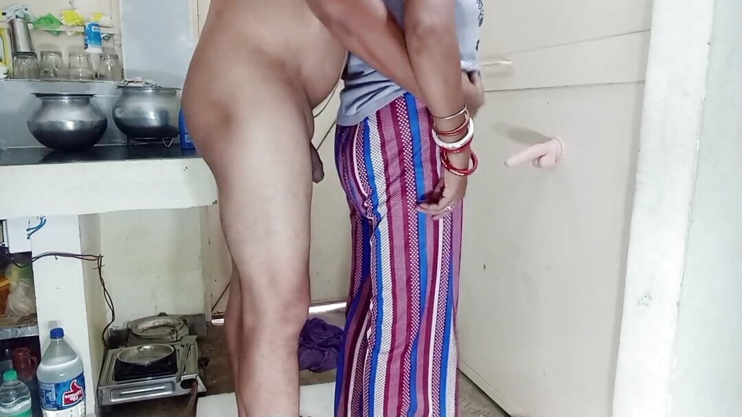 पति को अपनी गोल-मटोल पत्नी को एक ही समय में लंड और डिल्डो से चोदना पसंद है ...