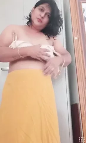 Tia indiana mostrando peitos