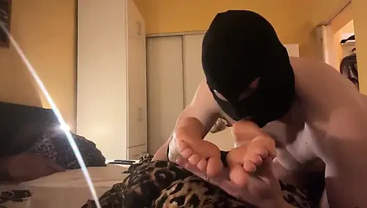Ayaklarımı yalıyor ve masaj yapıyor