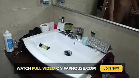 Лесбийский душ с Dulcemorena и молодой миниатюрной