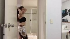 Asiatische Trans-Anair, die nackt sexy langsamen Tanz macht