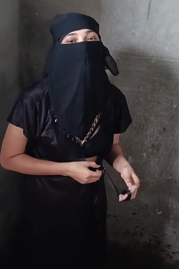 Muslim Bhabhi Left in the Bathroom