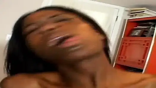 Ebenholz-hottie verschlingt pulsierenden schwanz nach intensivem muschilecken