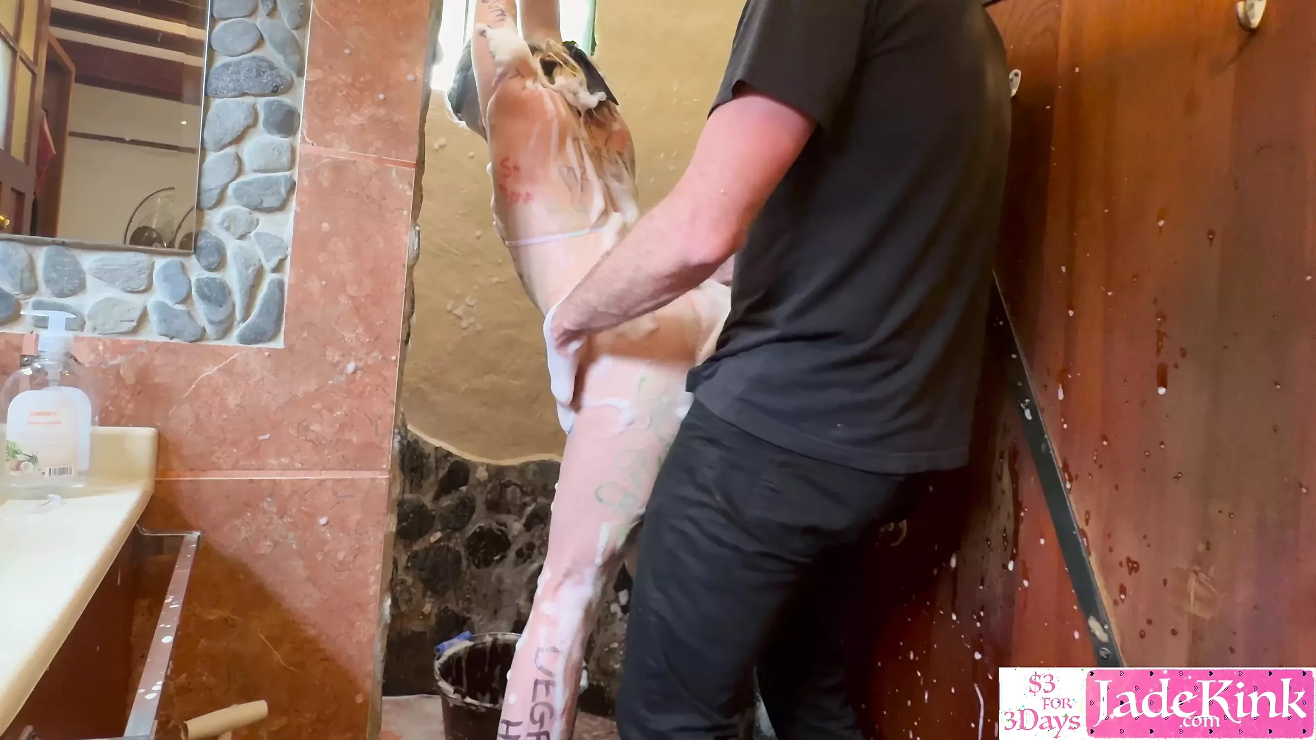 Kinky droljasta žena ruke vezanog tela piše i ponižava penu