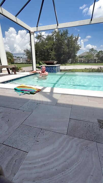 Alguns Brincam Na Piscina Em Alguns Fundos