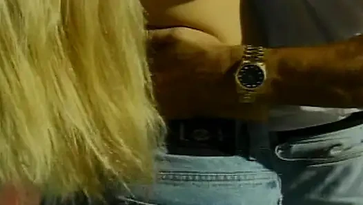 Cewek hot rambut pirang dicrot di muka di pinggir kolam renang