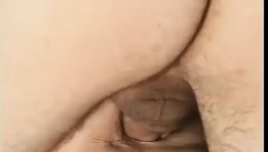 Olgun sapık sarışın dövmeli adam tarafından sikiliyor ve ağzına boşalıyor