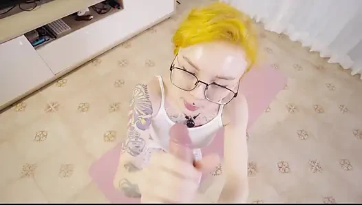Meine perverse mitbewohnerin hat mich ein paar mal nackt erwischt und konnte mir nicht widerstehen, mich zu ficken