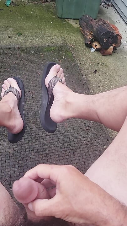 Cumming in Flip Flops Outside