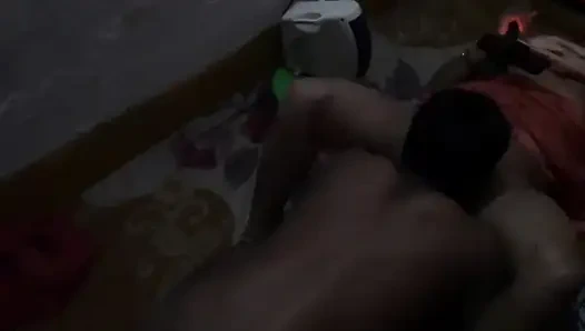 Сводный брат трахает сводную сестру, трахая полностью обнаженную