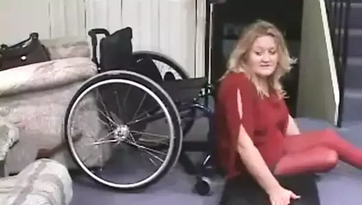 坐在轮椅上的性感截瘫患者