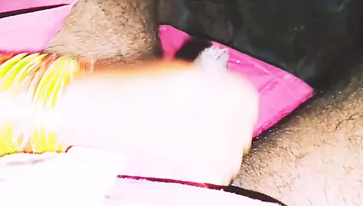 Индийский секс в машине, розовая Сари Бхабхи пытается трахаться с пареньком-другом. Телугу Фирти говорит.