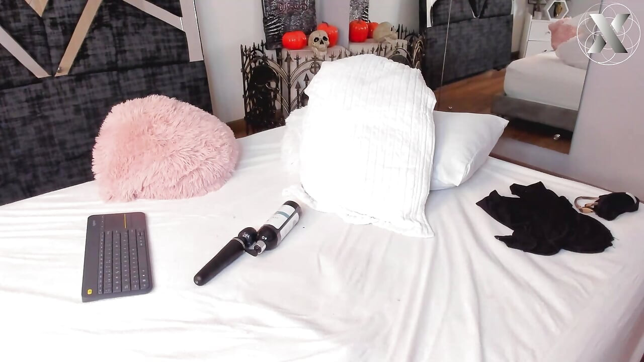 我揉搓自己，直到我再也受不了了，我尖叫着你的名字