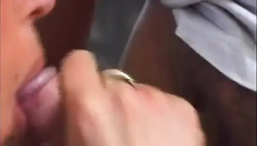 Almanya'dan mükemmel büyük memeli bebek göğüslerine döl alıyor