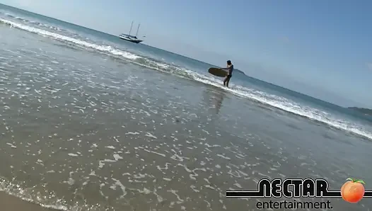 Sie Flirtete Und Betrog Ihren Mann Während Eines Urlaubs Mit Einem Fremden.