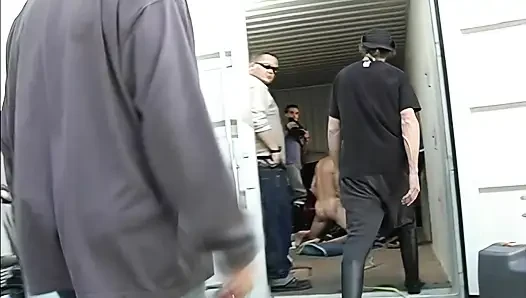 Ateşli kovboy kız sikişirken seyircisi var