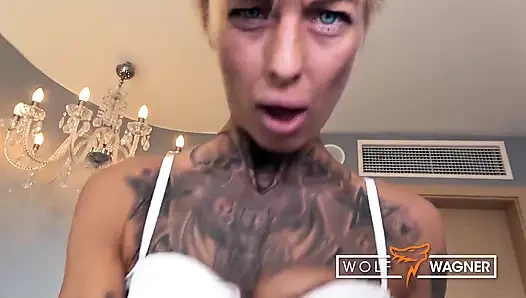 Schmutzige tattoo-MILF Vicky Hundt von einem riesen geknallt! Wolf Wagner