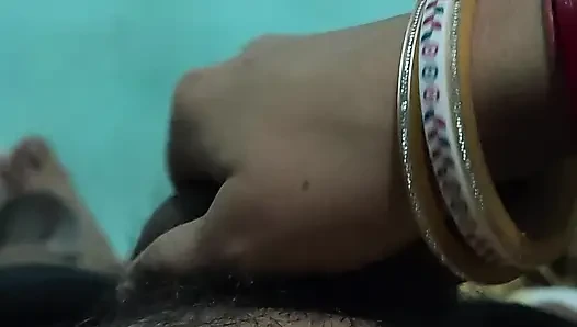 Adik tiri memijat penisku yang tebal dengan tangannya