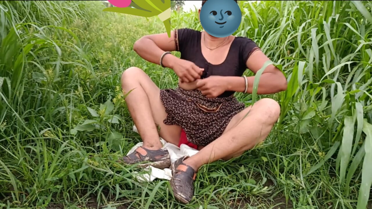 Gaon ki desi bhabhi khule khet me chut mein ungali kr sex ke liye tadap rhi apne devar se chudna kie liye doki ho rhi