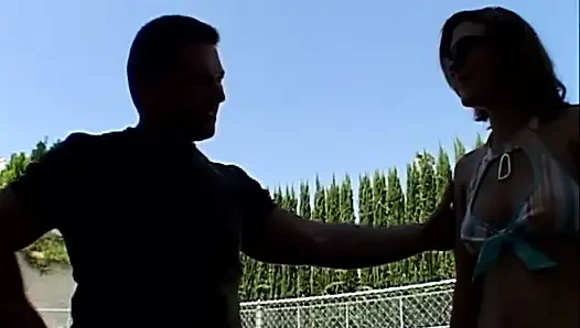 Genç kızıl saçlı kız için çifte penetrasyon ve ağzına boşalma