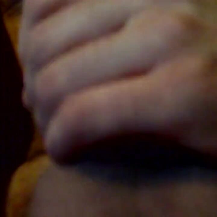 男人全身颤抖, 在撸管时接近射精