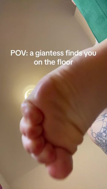 giantess finds you on the floor