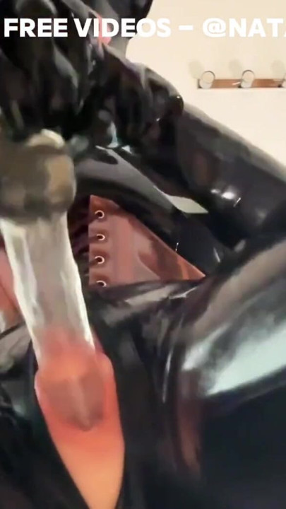 Latex-Layering: Gummi-maskierte Puppe | Clip 1