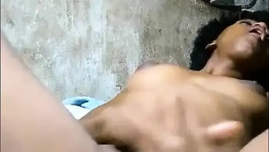 Evde yalnızım ve her şeyim