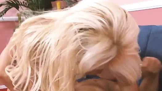 Büyük memeli güzeller sahnesi 2: büyük memeli sarışın spermle kaplanmayı seviyor