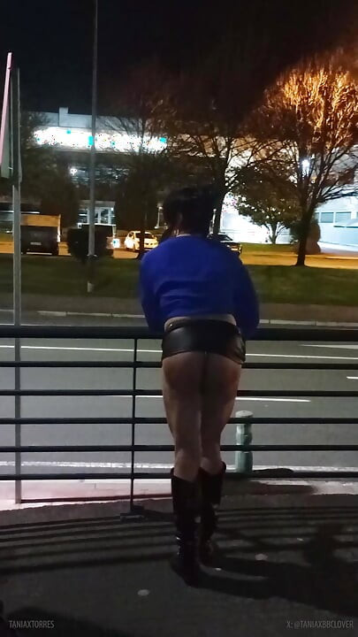 Taniax se masturbează pe străzi cu un vibrator mare și negru purtând o fustă mini sexy