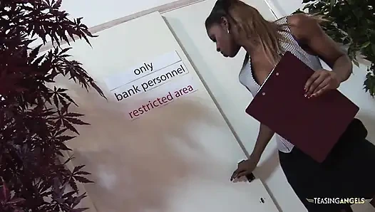 Mengadakan pesta seks yang intens dengan bank membuat cewek-cewek ini sangat bersemangat dan orgasme