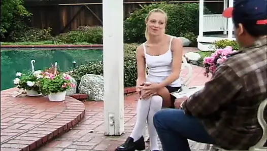 Heiße brünette und blonde schätzchen in intensiven fingersessions