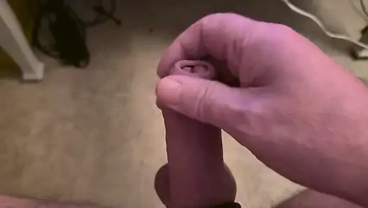 Arkadaşım sandalyeye oturuyor ve video izlerken yarağını sıvazlıyor