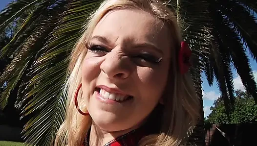 Tiffany Watson üniversiteyi anal bitirmeyi seviyor
