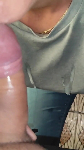 Moment épique de « "Ma voisine salope mariée avide de sperme vient et me taille une pipe baveuse »