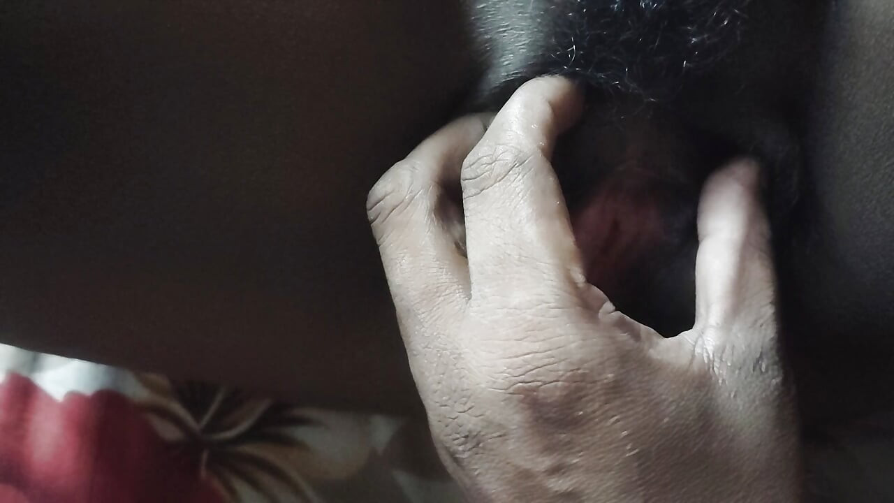 Apni bhabhi ko maine chut phailakar chut me ungli kiya