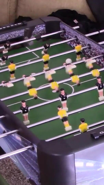 صديقتان مقربتان تتنقلان في لعبة كرة القدم الشريطية الكوميدية | مقطع 2