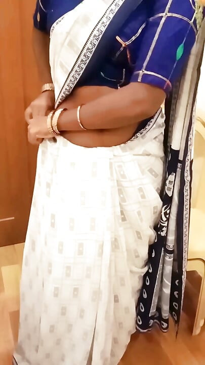 India esposa tamil Renu hace show corporal de bragas y sari lento vistiéndose provoca de la mejor amiga secreta! Indiahotwifex