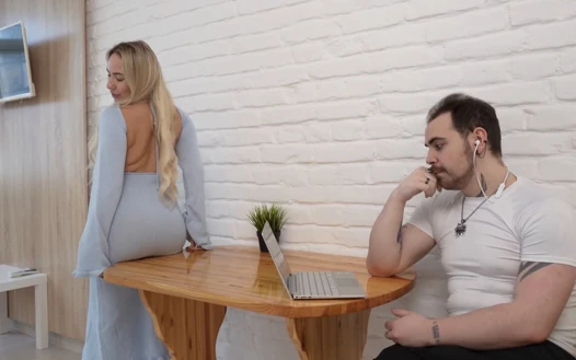 Daha fazla bekleyemedi! Kocasının iş görüşmesi sırasında onunla seks yapmak!