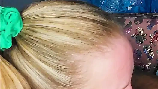 Gırtlağına kadar sakso çekiyor - 82 yarak emiyor susamış evli kadın derin sakso gırtlağına kadar alıyor