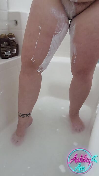 Ashley Ace Shaves Her Legs - No-shave November 2023